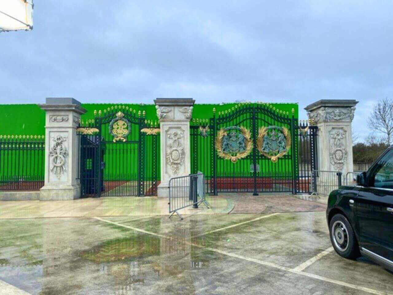 Scoop Buckingham Palace Gates