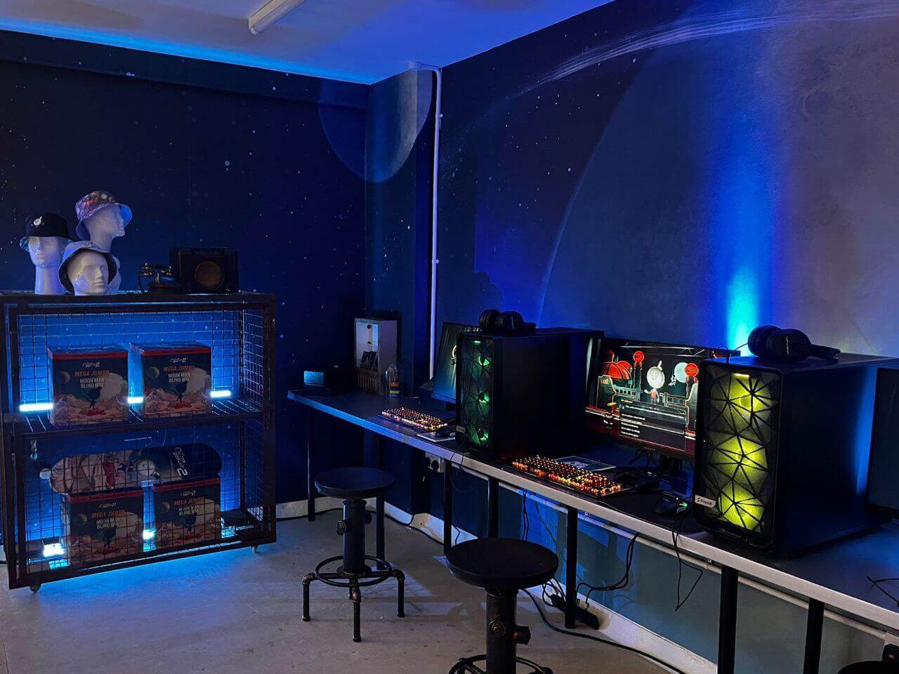 Xbox - The Outer World 2 - Experience Game Release - 1 Custom-built gaming stations integrated into a temporary experiential installation for The Outer Worlds 2, with scenic wall finishes and lighting for live event use.